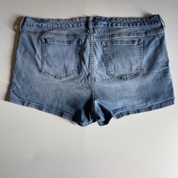 Torrid Womens Jean Shorts Blue Stretch Medium Wash Pockets Denim Plus 22 - Picture 4 of 4